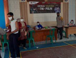 Kapolsek Tambelang Pimpin Kegiatan Vaksinasi Gerai 64 Bagi Masyarakat Desa Sukamantri