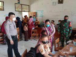 Polsek Tambelang Vaksinasi Presisi Serentak untuk Anak Usia 6-12 Tahun di SD Sukaringin