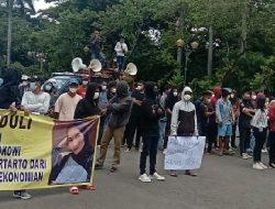 Aliansi Peduli Rifa Handayani Demo Atas Dugaan Perselingkuhan Airlangga Hartarto 