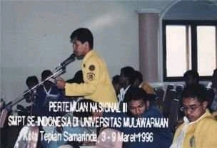 [Teks Gambar: DR.KUN foto dulu saat kala masih menjadi Ketua Presidium Senat Mahasiswa se-Indonesia saat di Universitas Mulyawarman, Ist]