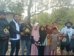 Ketua IKAPASU Sandri Rumanama Distribusikan Paket Sembako Kapolri Di Muara Gembong Bekasi