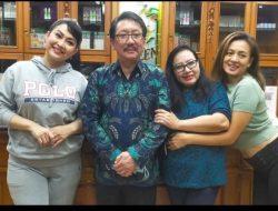 Yeyen Lidya dan Ratna Listy Lakukan Operasi Kantong Mata di Klinik Bedah Plastik Queen