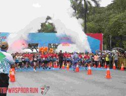 Kobarkan Semangat Bela Negara Ditengah Guyuran Hujan, Peserta Setia Waspada Run 2023 Antusias
