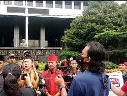 Lagi, Massa Laskar Suku Betawi Aksi Demo di Beberapa Titik: “Kami Akan Menuntut Apa yang Menjadi Hak Bang Helmut Hermawan”
