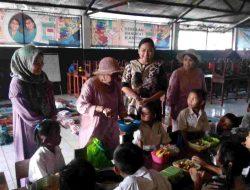 Kunjungi Sekolah Darurat Kartini, Ketua Persit KCK Cabang XVI Kodim 0502/JU Ny. Ollen Frega Wenas Membagikan Sembako dan Santunan kepada Para Siswa