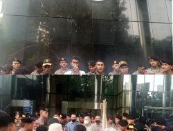 NGERI !! Lagi-lagi IMAJAR Demo di depan KPK Menuntut agar Bupati Kab.Kepulauan Aru Segera Diperiksa