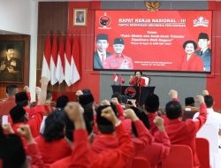 FOTO BERBICARA: Momen Kemesraan Megawati dan Jokowi di Rakernas III PDIP