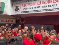 VIDEO: Ganjar Dihadang Pemuda Berbaju Merah di Tengah Kota Medan