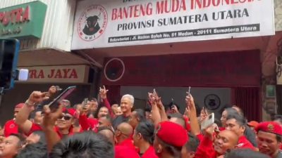 VIDEO: Ganjar Dihadang Pemuda Berbaju Merah di Tengah Kota Medan