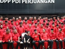 Megawati Ajak Peserta Rapat Konsolidasi Foto Bersama