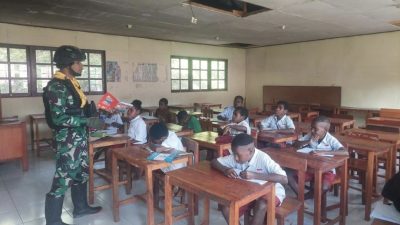 Personel Satgas Pamtas Mobile Yonif 300 Siliwangi Bantu Pendidikan Anak Sekolah di Papua Tengah