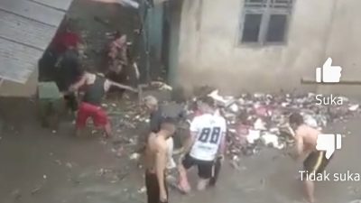 VIDEO: 2 Jam Diguyur Hujan, Sebuah Perkampungan di Bukit Kemuning Banjir Disertai Sampah