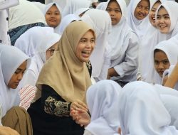 Ribuan Santriwati di Tasikmalaya Antusias Penuh Semangat Bertemu Siti Atikoh Ganjar