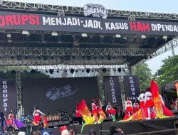 Wajah Korban Hilang Era Orba dan Foto Aksi Mahasiswa Terpampang di Arena Konser Bongkar GBK