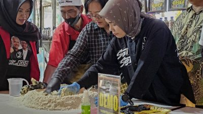 FOTO BERITA: Siti Atikoh Membuat Kue Mino di Banyumas