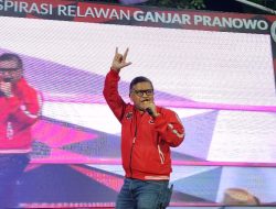 Nonton Debat Capres Bareng Sukarelawan, Hasto Beberkan Perbedaan Kepemimpinan Ganjar dengan Prabowo