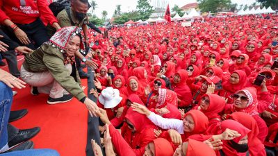 FOTO BERITA: Atikoh Ganjar Disambut Meriah Ribuan Massa di Lampung Selatan