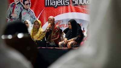 Siti Atikoh Istigasah Bersama Ribuan Santri di Ponpes Tarbiyatus Salafiyah Probolinggo