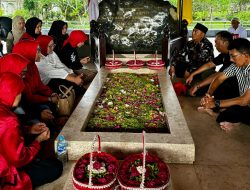 Guyuran Hujan Menambah Khusyuk Siti Atikoh Berdoa di Makam Bung Karno