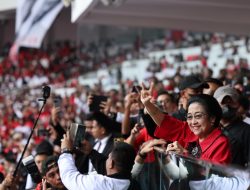 FOTO BERITA: MEGAWATI BERBAUR BERSAMA MASSA SAAT KAMPANYE AKBAR GANJAR-MAHFUD