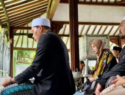 Siti Atikoh Berziarah ke Makam Abuya Cidahu Usai Bertemu Abuya Muhtadi