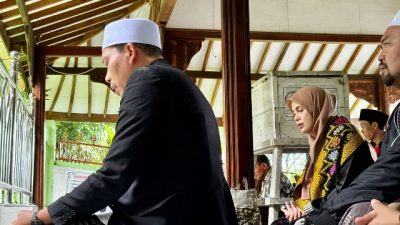 Siti Atikoh Berziarah ke Makam Abuya Cidahu Usai Bertemu Abuya Muhtadi