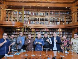 Diskusi di Perpustakaan Habibie-Ainun, Hasto Berkontemplasi pada Kisah Habibie Dikepung Tentara Liar