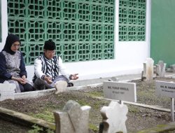 Gus Imin Mengisi Hari Tenang Pemilu dengan Ziarah Makam Mbah Wahab dan Mbah Bisri