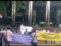 DINILAI FATAL !! Ini Ke-empat Kalinya Massa Demo Ke KPK Pertanyakan Status Bupati dan Ketua DPRD Lamongan : “4 Terindikasi Kroni nya sudah Ditetapkan Sebagai Tersangka”