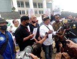 Aksi unjuk rasa Alumni SMKVINSENSIUS Di PN.Bekasi Upaya Untuk membebaskan: Praja dan Wahab Halim