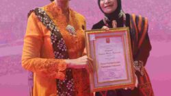 Ketum FPPI DR. Hj. Marlinda Irwanti, S.E., M.Si Menerima Anugerah Penghargaan dari KOWANI Pada Peringatan Hari Kebaya Nasional 2024