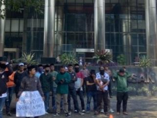 Massa dari Jawa Timur Geruduk KPK Mendesak untuk Periksa dan Tangkap Dr. Agung Mulyono