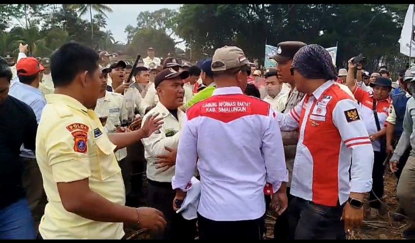 Video: Demonstrasi LSM LIRA Simalungun vs PT Bridgestone Tuntut Kewajiban Kebun Plasma Rakyat