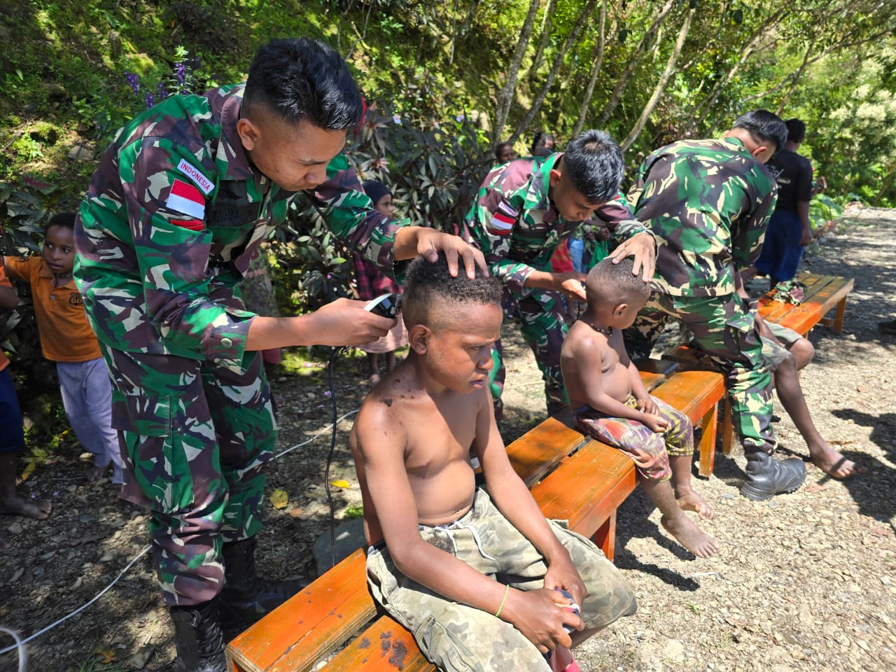 Terapkan Pola Hidup Rapih, Satgas Yonif 715/Mtl Berikan Layanan Potong Rambut Gratis dan Gunting Kuku kepada Masyarakat Puncak Jaya