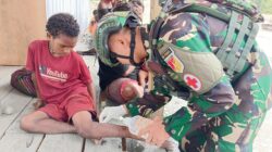 Bentuk Nyata Kepedulian, Satgas Yonif 715/Mtl Berikan Pelayanan Kesehatan Dengan Cinta
