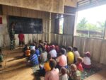 Sekolah Rusak Tak Jadi Halangan, Satgas Yonif 126/KC Pos Inggembit Ajar Anak-Anak Calistung di Perbatasan Papua