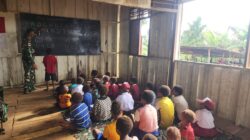 Sekolah Rusak Tak Jadi Halangan, Satgas Yonif 126/KC Pos Inggembit Ajar Anak-Anak Calistung di Perbatasan Papua