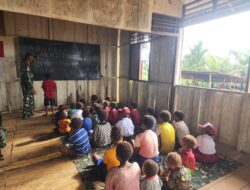 Sekolah Rusak Tak Jadi Halangan, Satgas Yonif 126/KC Pos Inggembit Ajar Anak-Anak Calistung di Perbatasan Papua