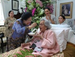 VIDEO BERITA: MEGAWATI SUAPI KUE SAAT HUT KE-100 MERIYATI HOEGENG