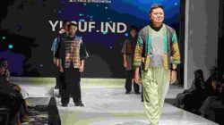 Designer Hendra M. Yusuf Menampilkan Rancangan Busananya Bertema Arabian di Acara Face of Indonesia 2025 di Jakarta.