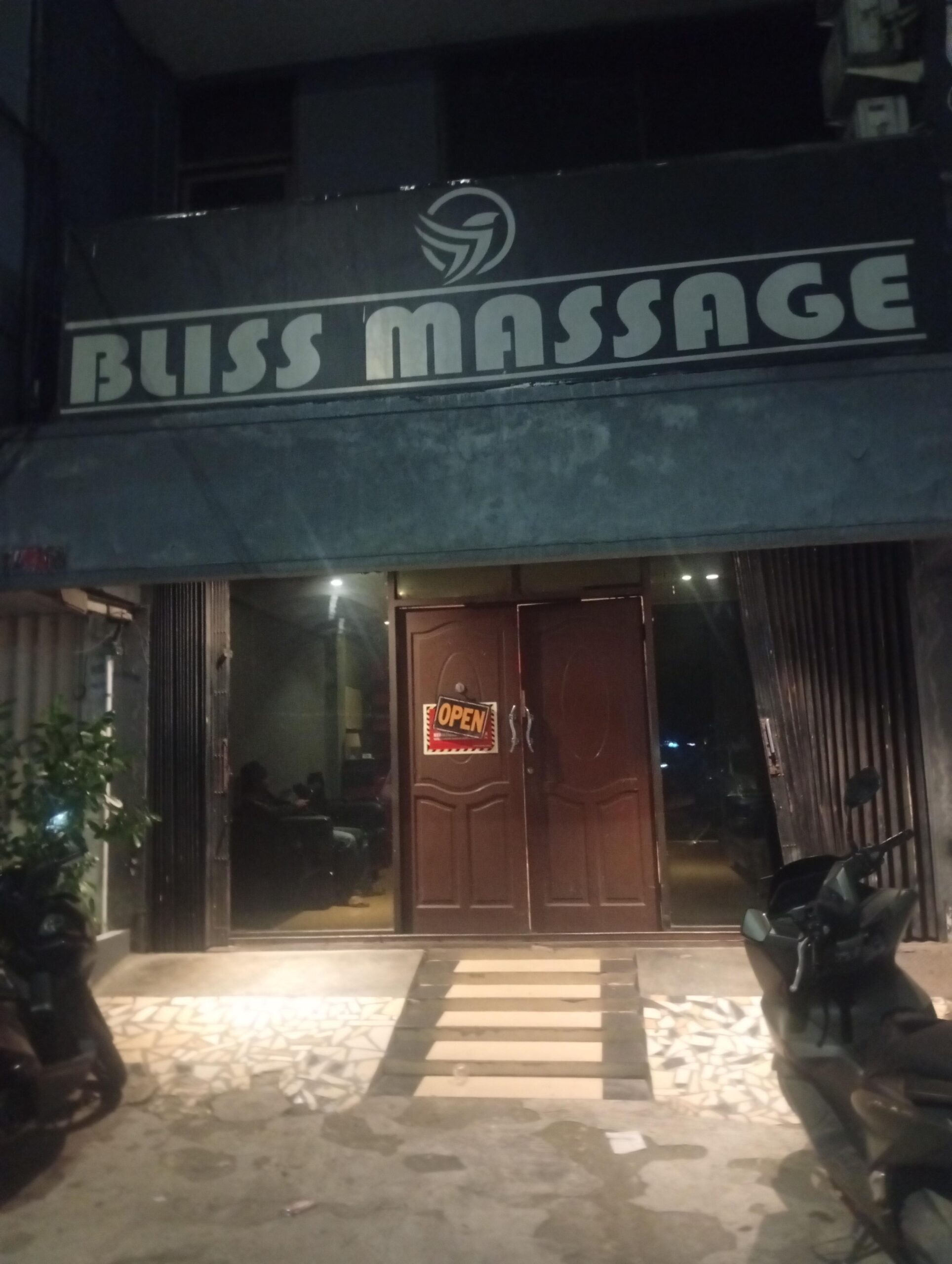 Merasa Kebal Hukum “BLISS Massage” (Panti Pijat) Jakarta, Tetap Buka Walaupun Sudah Terpasang PLang Segel Merah Objek Pajak Belum Dilunasi