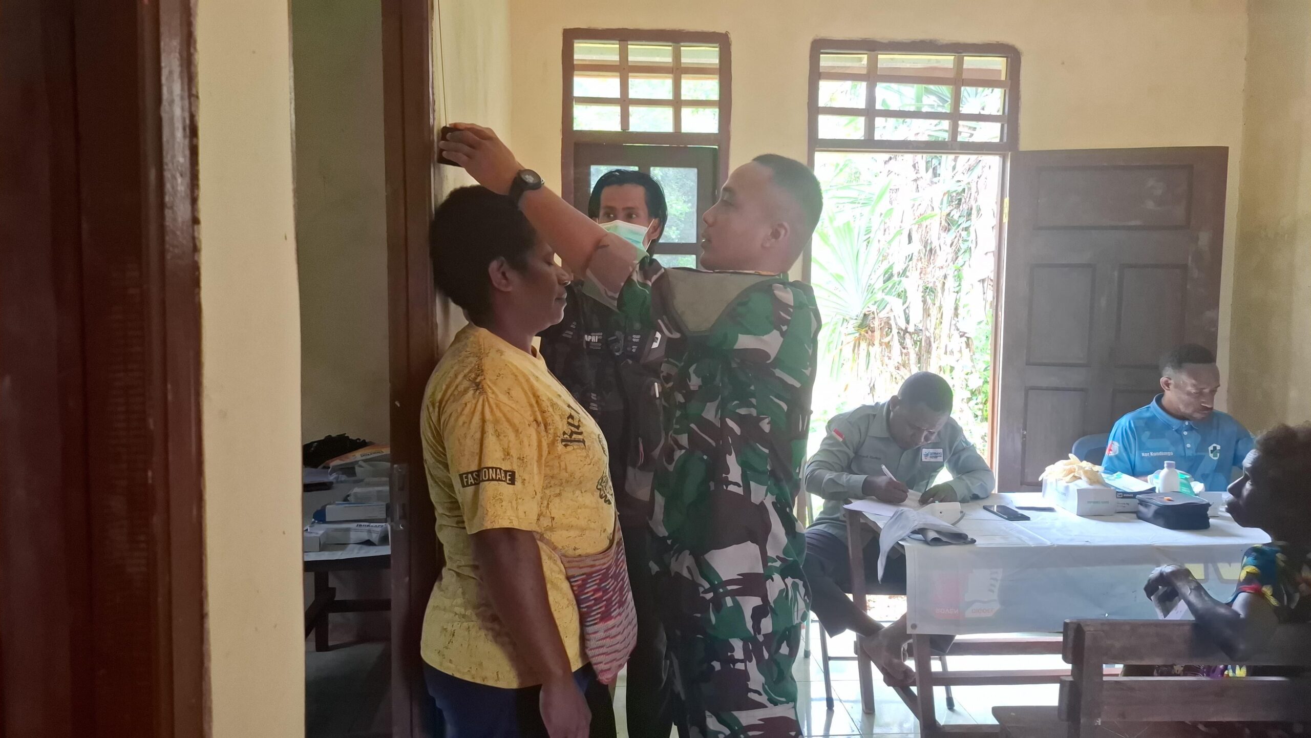 Optimalisasi Pelayanan Kesehatan, TNI Bersama Puskesmas Kombut Lakukan Pusling di Amuan