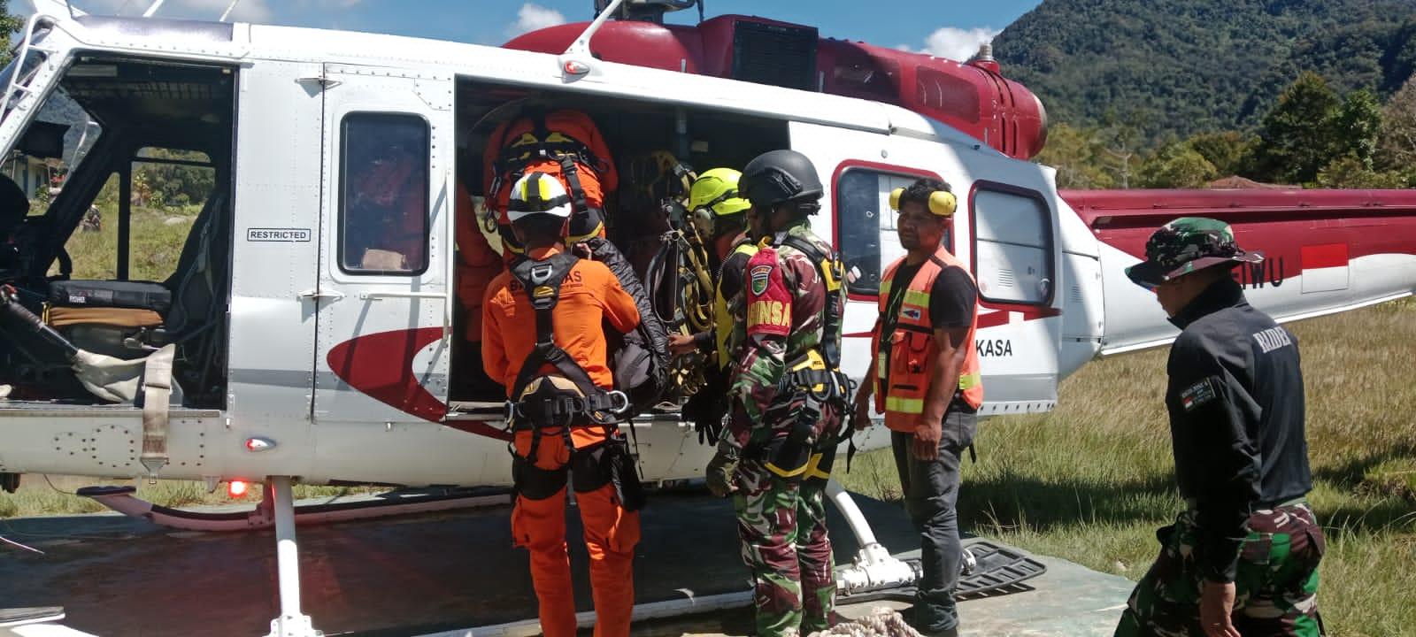 Personel Kodim 1710/Mimika Bersama Tim Gabungan Evakuasi Korban Kecelakaan Helikopter PK-IWS Milik PT. Intan Angkasa