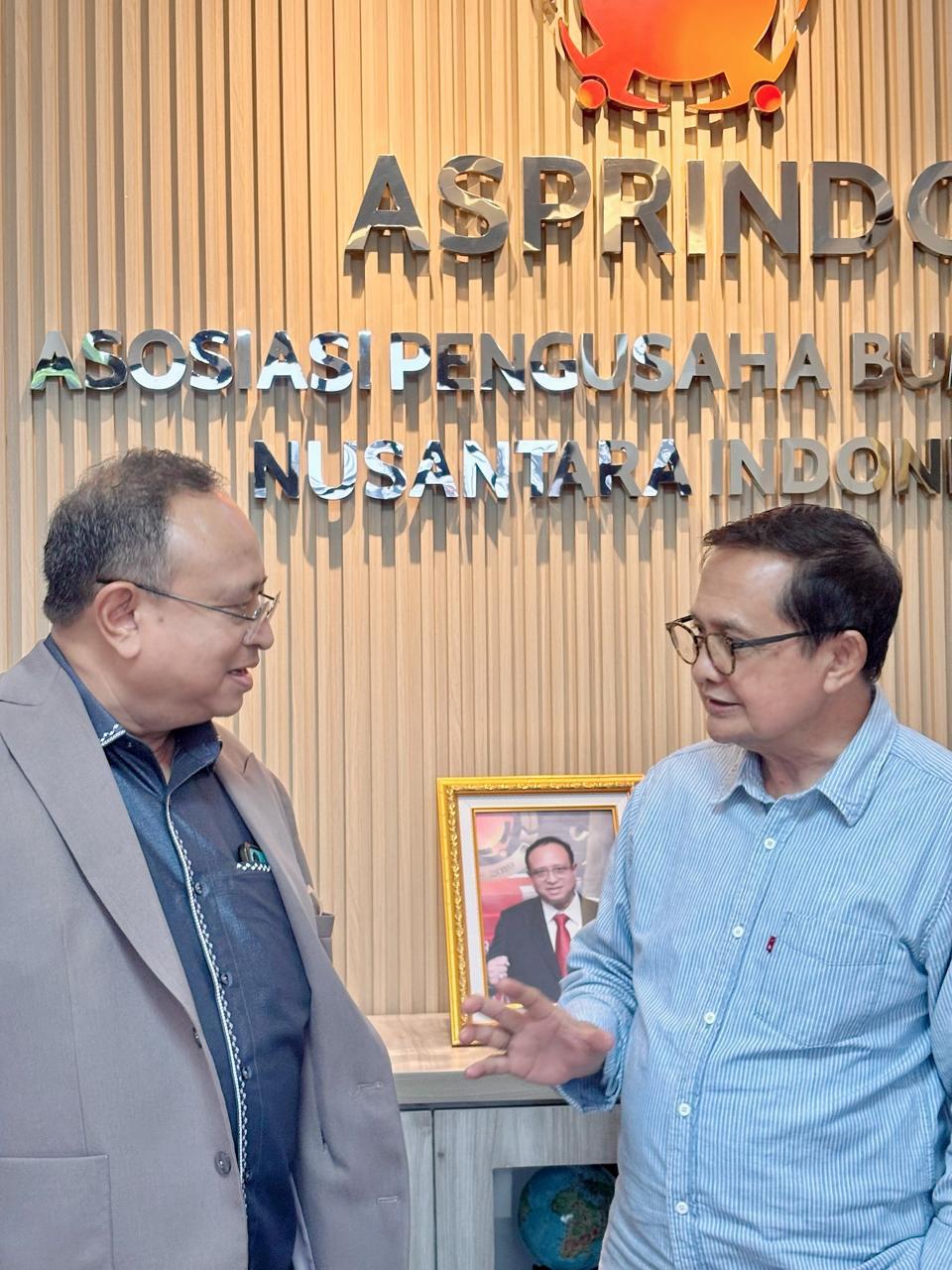 Foto: Sebelah kiri, Ketua Umum Asosiasi Pengusaha Bumiputera Nusantara Indonesia (Asprindo), H. Jose Rizal dan sebelah kanan, Ketua Dewan Pakar Asprindo, Prof Didin S Damanhuri.