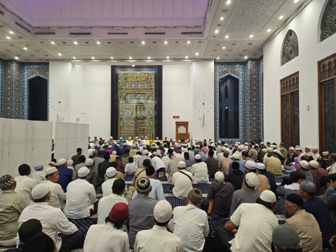 Ribuan Jamaah Padati Masjid Jami Aisah Gani, Syekh Mahmud Al-Hawwary Serukan Teladan Rasulullah