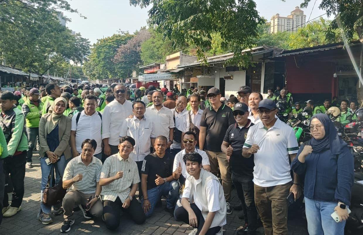 98 Resolution Network Inisiasi Membangun Jaring Solidaritas Sosial, Bagikan Sembako untuk Ojok Online
