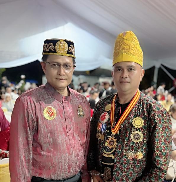  Tampak poto bersama, KP.Johan Amin, SE., M.Si (kanan) dan PYM Sultan Melvin Alkadrie Sultan Pontianak (kiri), Ist