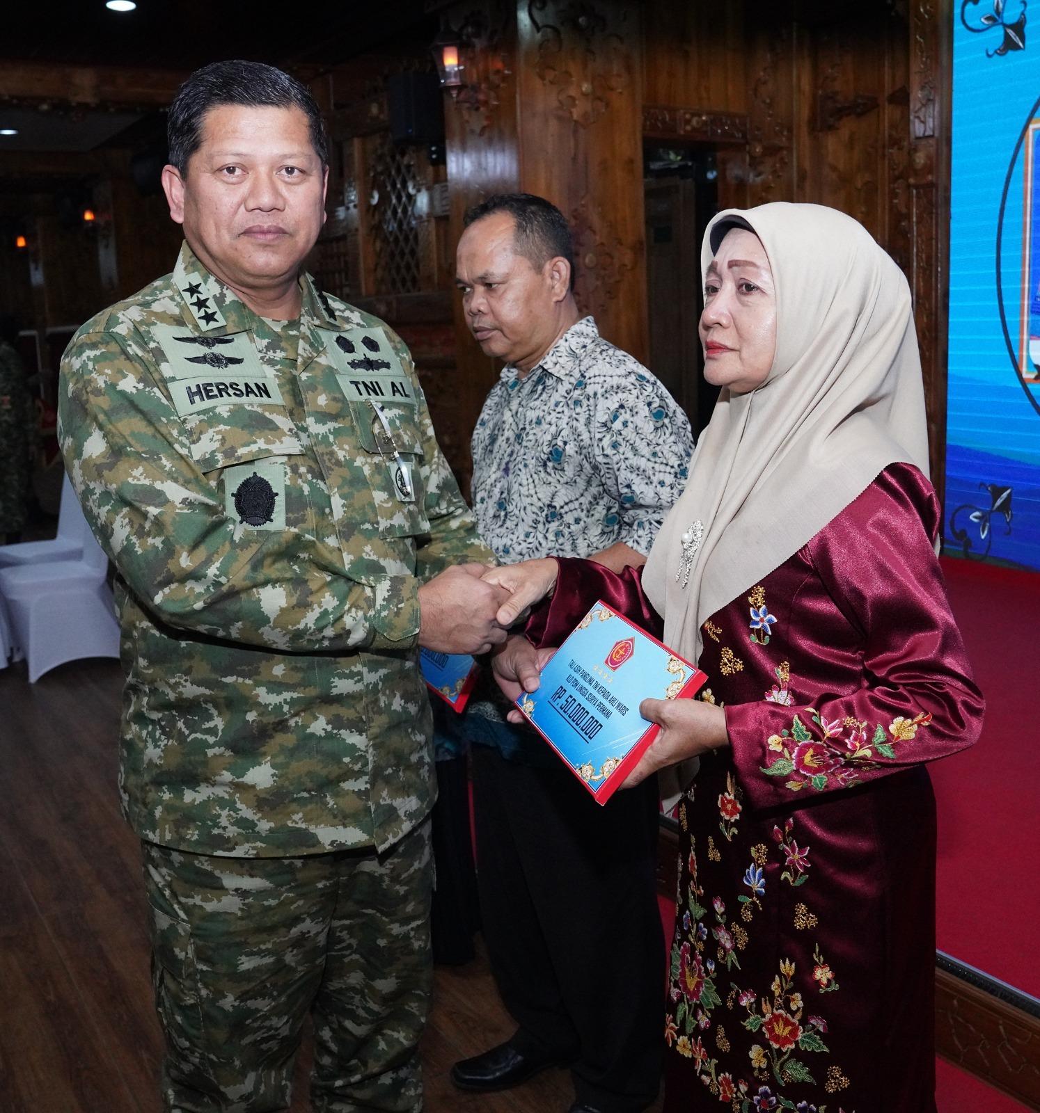 Panglima TNI Serahkan Santunan kepada Ahli Waris Prajurit Gugur