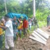 Di Tengah Kesibukan Membangun, Satgas TMMD Kodim 1505/Tidore Tetap Peduli Warga Berduka
