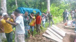 Di Tengah Kesibukan Membangun, Satgas TMMD Kodim 1505/Tidore Tetap Peduli Warga Berduka